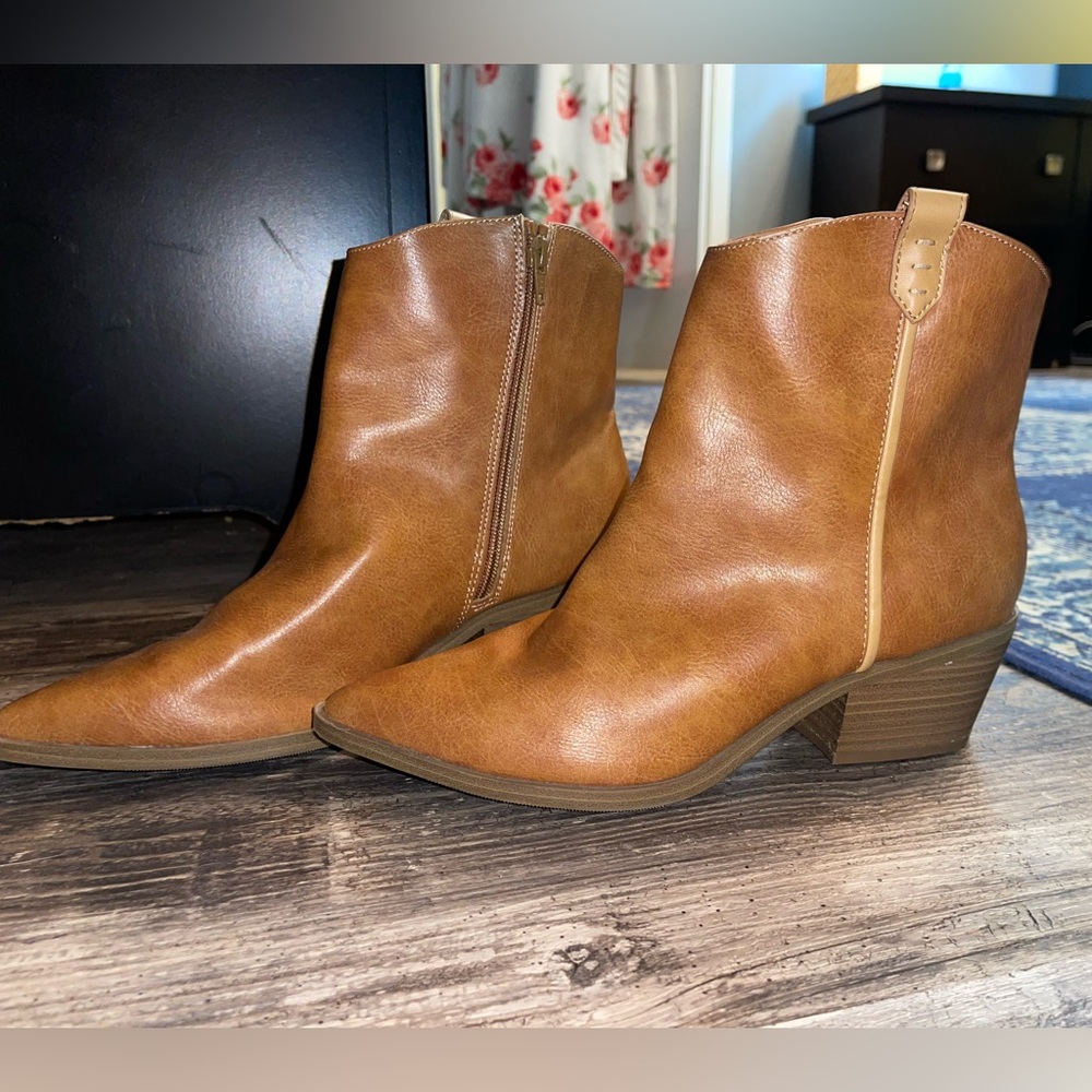 NWOT Universal Thread Women's Marlow Western Boots - TAN